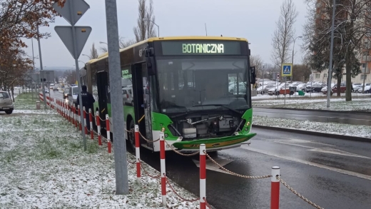 Kolizja w Zielonej Górze. Autobus MZK zderzył się z osobówką (ZDJĘCIA)