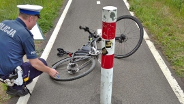 Wypadek na ścieżce rowerowej. Cyklista z impetem wjechał w słup koło Drezdenka