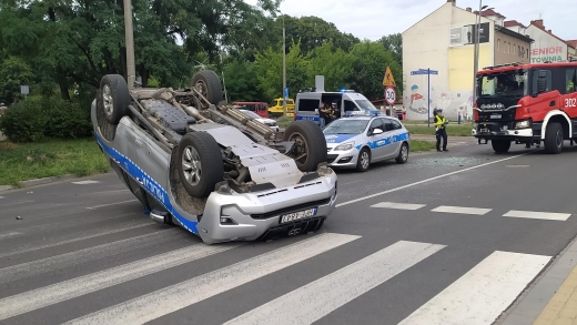 Kierowca Volkswagena uderzył w radiowóz. Dwoje policjantów trafiło do szpitala!