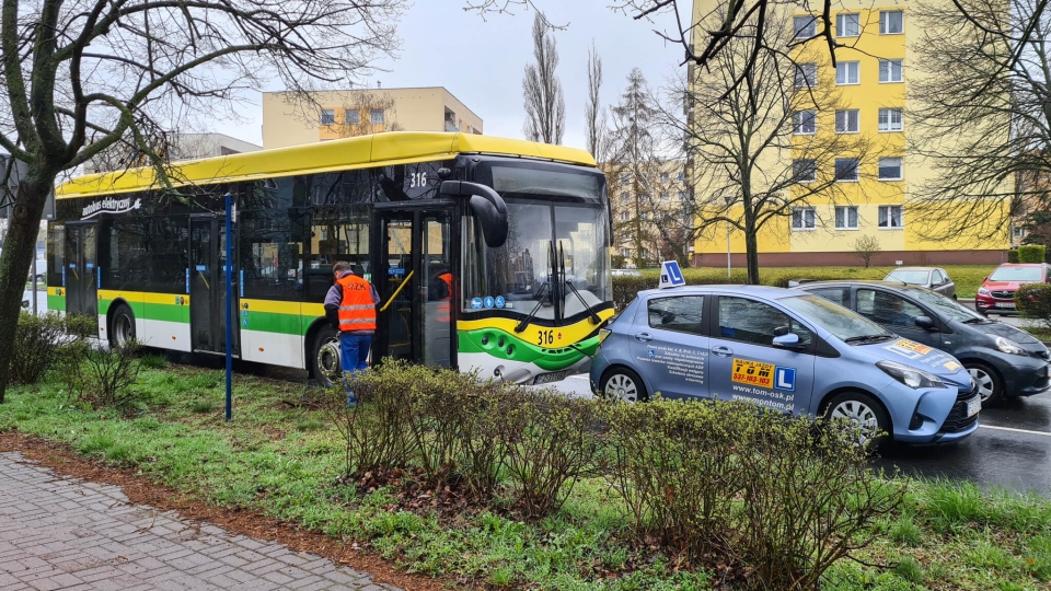 Zielona Góra: Kierowca autobusu MZK uderzył w samochód nauki jazdy