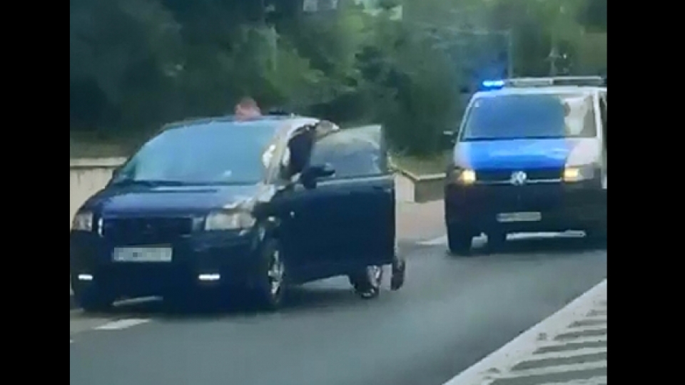 Gorzów: Auto zepsuło się na środku drogi. Policjanci pomogli zepchnąć osobówkę (FILM)