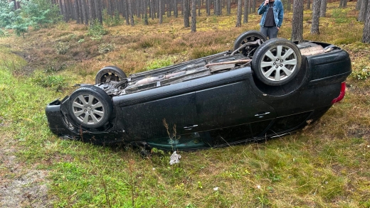 Dachowanie na wojewódzkiej &quot;295&quot;. Auto wypadło z drogi