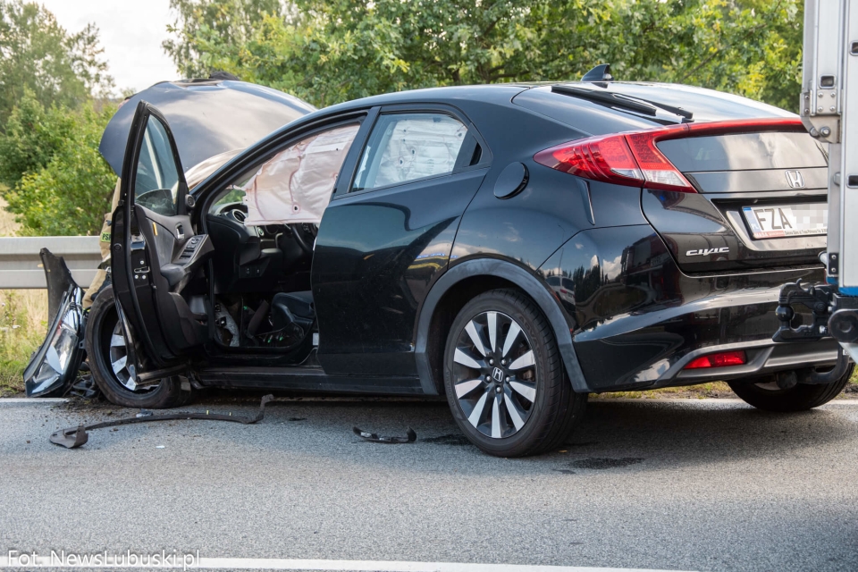 6/8 - Wypadek na krajowej &quot;27&quot; w Nowogrodzie Bobrzańskim. Zderzenie osobówek