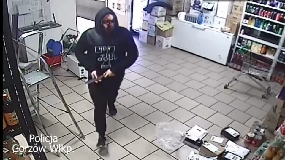 18-latek napadł z nożem na sklep. Ukradł pieniądze, alkohol i papierosy!