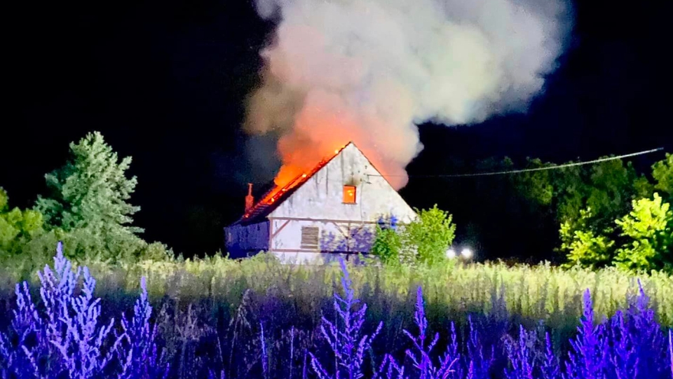 Pożar koło Lubska. Płonął budynek. Dach stanął cały w ogniu