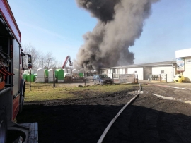 Ogromny pożar w Krośnie Odrzańskim. Płonie hala zakładu produkcyjnego