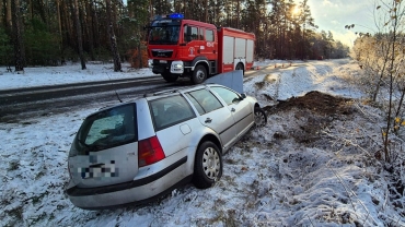 Osobówka wypadła z drogi. W środku była dwójka dzieci