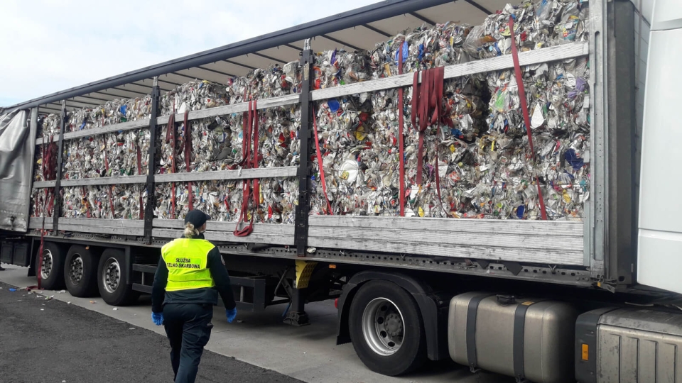 Ciężarówka pełna nielegalnych śmieci z Niemiec jechała do Polski