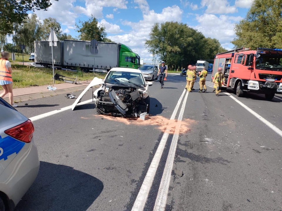 2/2 - Zderzenie ciężarówki i osobówek na krajowej &quot;92&quot;. Droga zablokowana