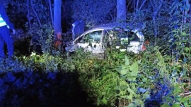 Pijany rozbił samochód o drzewo! Pasażerka trafiła do szpitala!