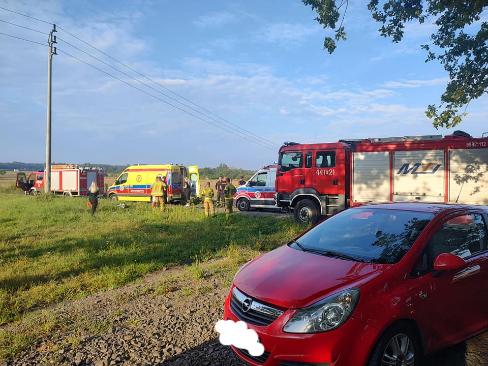 2/5 - Wypadek, auto na dachu. Są poszkodowani. Przyleciał śmigłowiec LPR