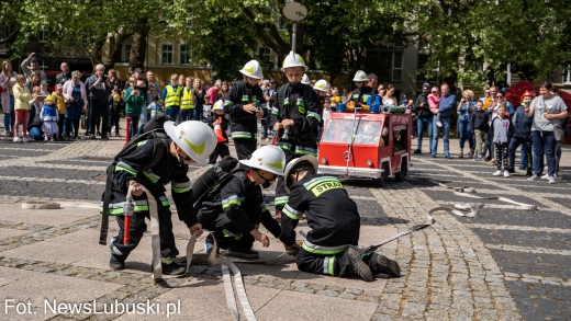 Widowiskowe pokazy w wykonaniu malutkich strażaków z OSP Dębinka! (ZDJĘCIA)