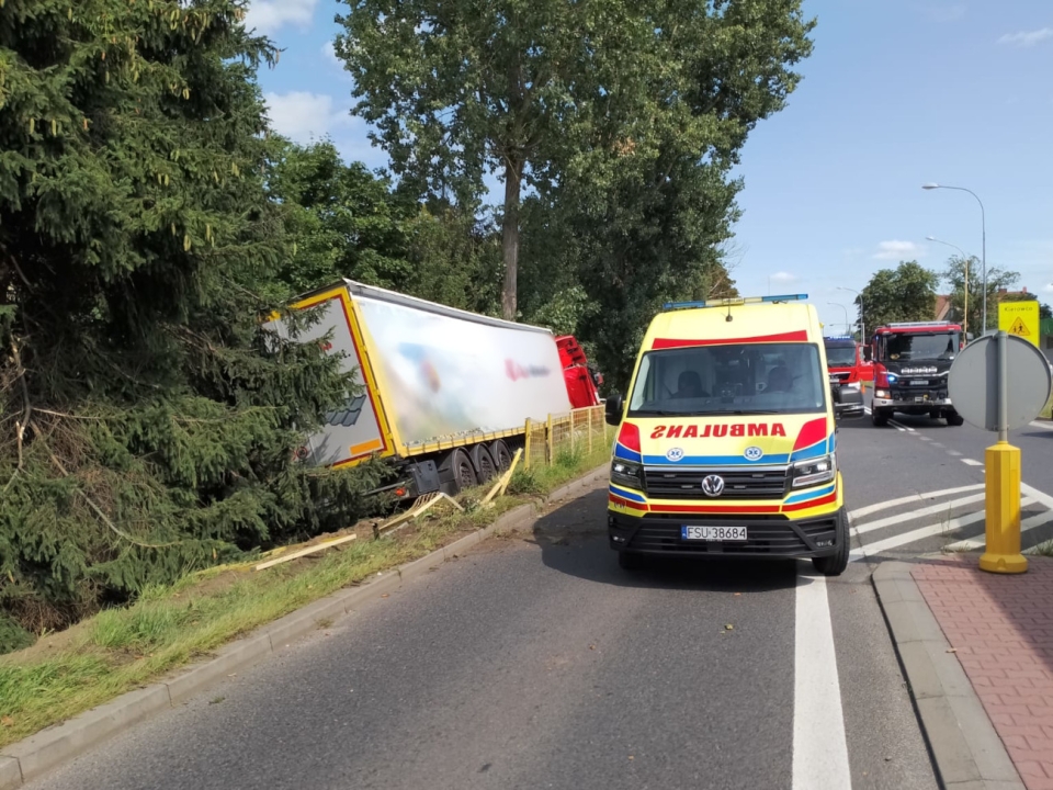 3/7 - Wypadek na krajowej &quot;92&quot; w Lubuskiem. Ciężarówka uderzyła w drzewo