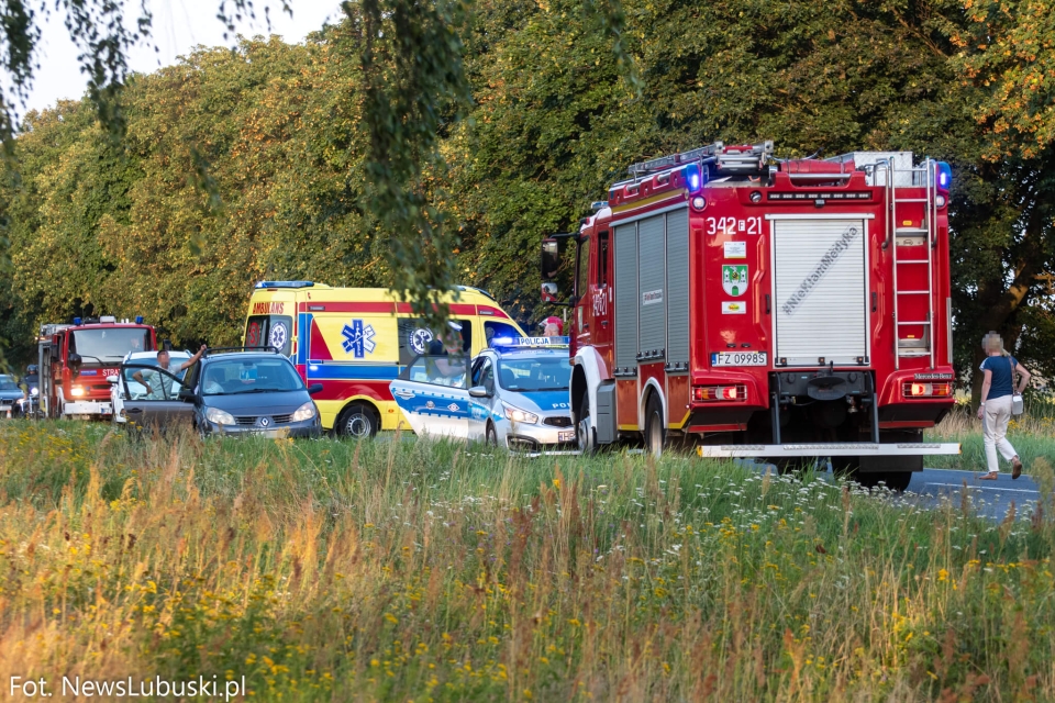 1/6 - Wypadek na krajowej "32" koło Zielonej Góry. Zderzenie osobówek