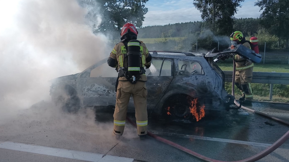 Pożar na autostradzie A2. Płonął samochód, nic z niego nie zostało