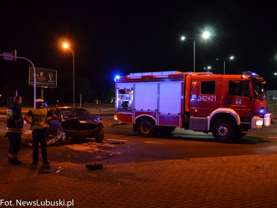 Wypadek dwóch samochodów na skrzyżowaniu w Zielonej Górze. Trzy osoby trafiły do szpitala (ZDJĘCIA)