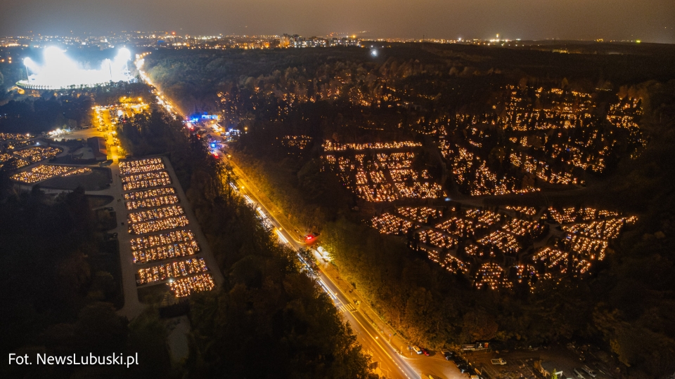 9/10 - Cmentarze nocą wyglądają niesamowicie. Tak prezentują się nekropolie w Zielonej Górze