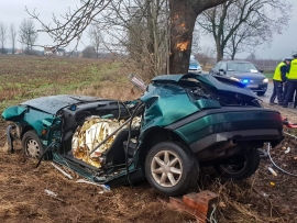 Śmiertelny wypadek koło Drezdenka. Auto z impetem uderzyło w drzewo (ZDJĘCIA)
