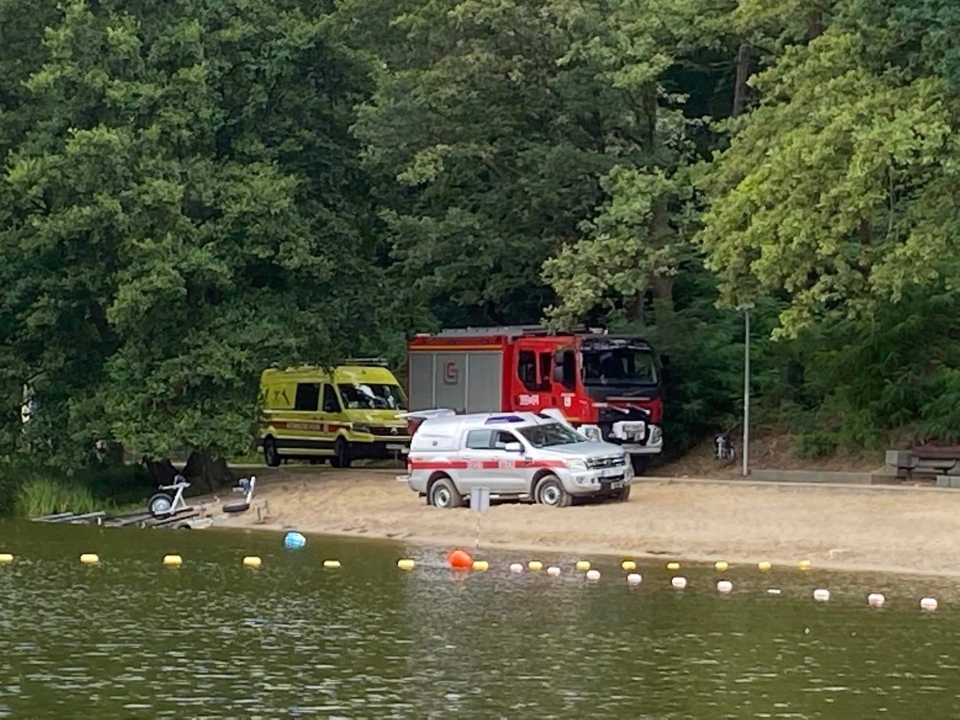 2/4 - Akcja służb na jeziorze w Rzepinie. "Pozostawione ubrania na plaży"