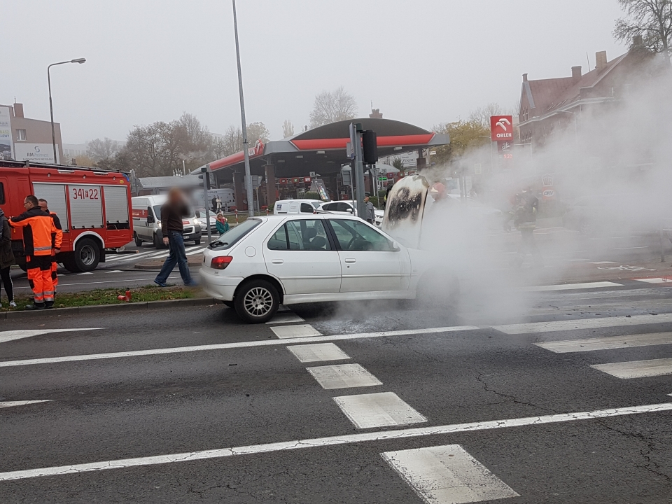Pożar samochodu osobowego w centrum Zielonej Góry (ZDJĘCIA)
