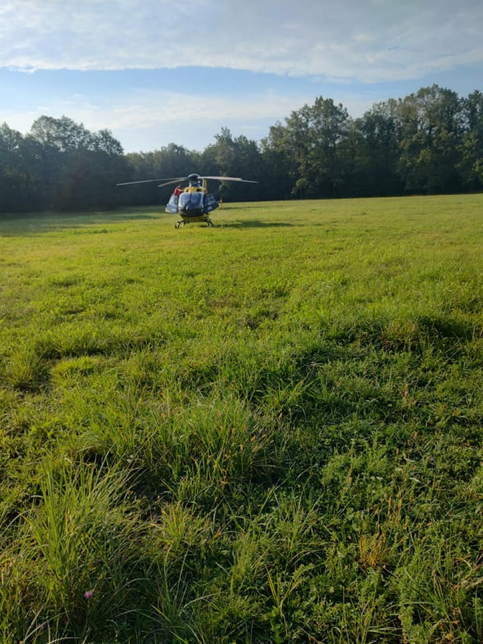 4/5 - Wypadek, auto na dachu. Są poszkodowani. Przyleciał śmigłowiec LPR