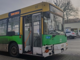 Autobus MZK najechał na osobówkę w Zielonej Górze (ZDJĘCIA)