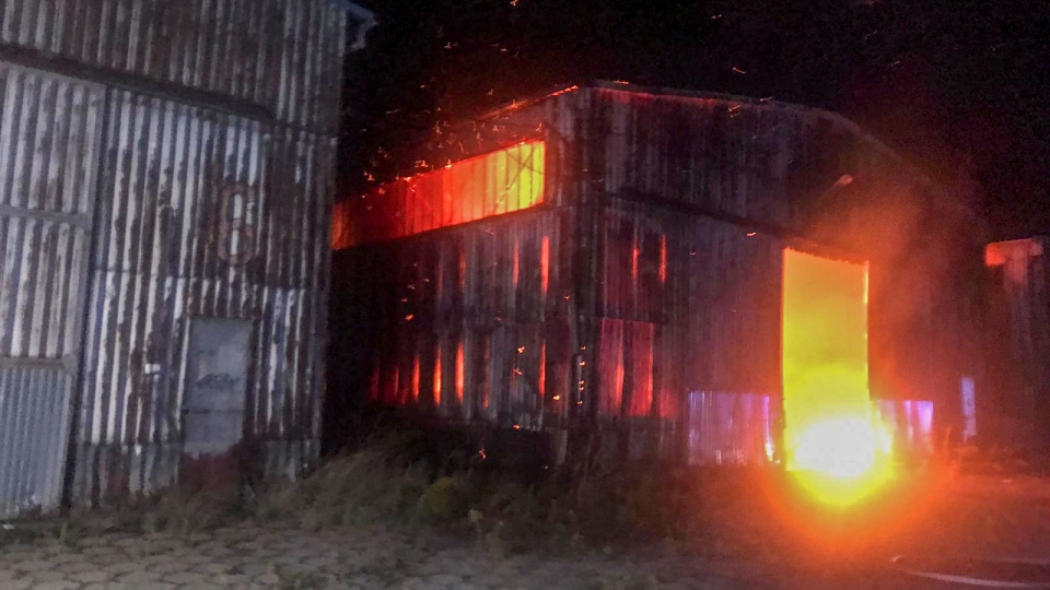 Nocny pożar opuszczonego magazynu pod Świebodzinem