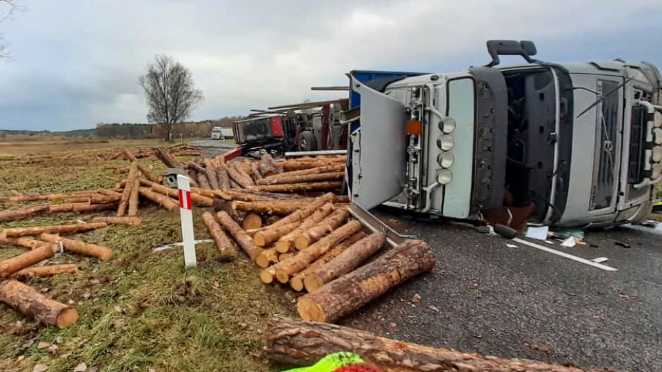 Wypadek ciężarówki z drewnem pod Krosnem Odrz. Droga jest całkowicie zablokowana!