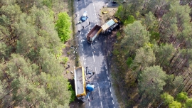 Tragiczny wypadek na DK27 koło Świdnicy. Zginęła jedna osoba (ZDJĘCIA, FILM)