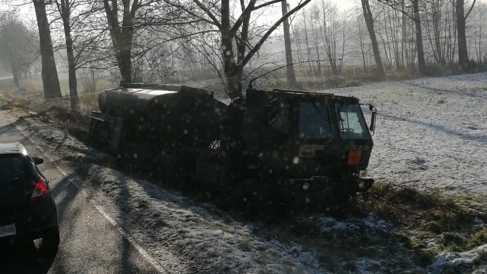 Ciężarówka US Army wpadła do rowu pod Żaganiem