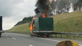 Pożar dostawczaka na trasie S3 koło Skwierzyny. Pojazd całkowicie spłonął (ZDJĘCIA)