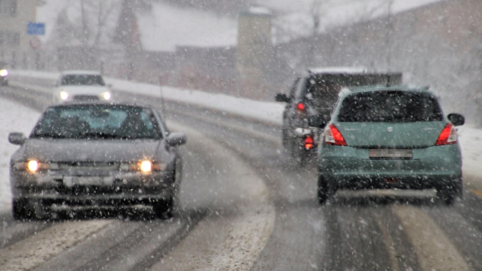 Fatalne warunki na drogach w Lubuskiem. Śnieg utrudnia jazdę, ciężarówki blokują trasy