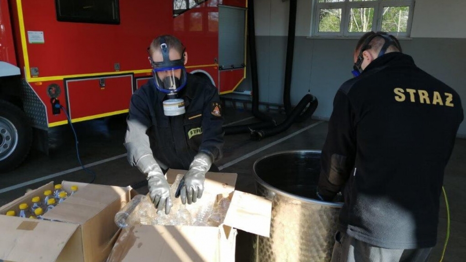 Zielonogórscy strażacy sami produkują płyn do dezynfekcji (ZDJĘCIA)