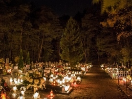 Nocny spacer po cmentarzu (ZDJĘCIA)
