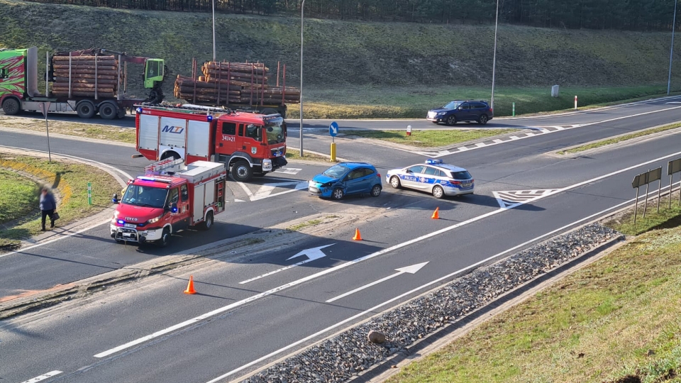 Wypadek na DK27 pod Świdnicą. Dwie osoby poszkodowane!