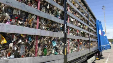 Nielegalny przemyt odpadów do Polski. Zatrzymano dwie ciężarówki (ZDJĘCIA)