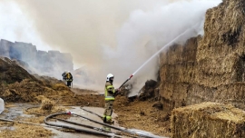 Duży pożar beli słomy w Słońsku. Strażacy walczą z pożarem od samego rana!