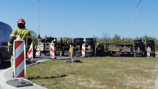 Ciężarówka przewróciła się na rondzie w Gorzowie. Na jezdnię rozsypało się drewno (ZDJĘCIA)