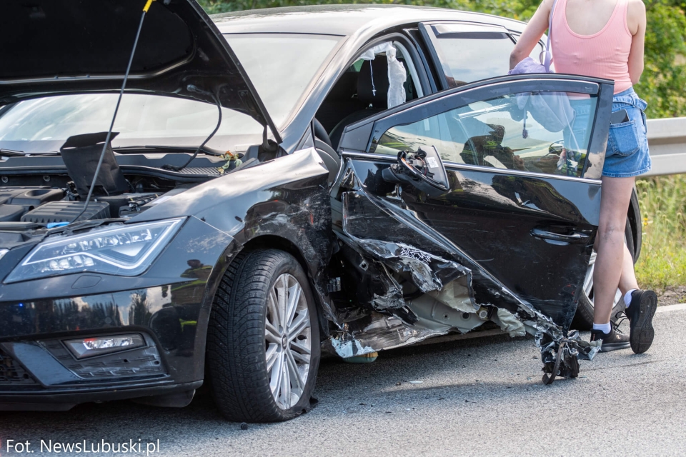 2/8 - Wypadek na krajowej &quot;27&quot; w Nowogrodzie Bobrzańskim. Zderzenie osobówek