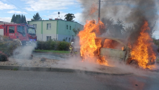 Pożar samochodu w Kłodawie koło Gorzowa. Auto doszczętnie spłonęło (ZDJĘCIA)