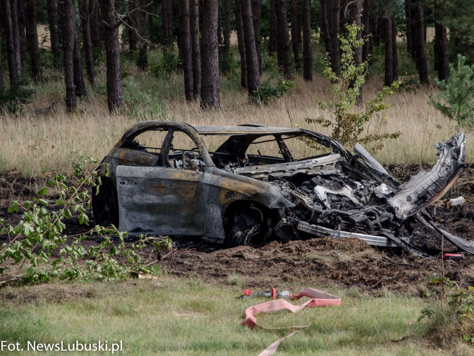Pożar osobowego Mercedesa w Smolnie Wielkim. Pojazd wyrwał drzewo i zapalił się. Ranny kierowca i jego 11-letni syn