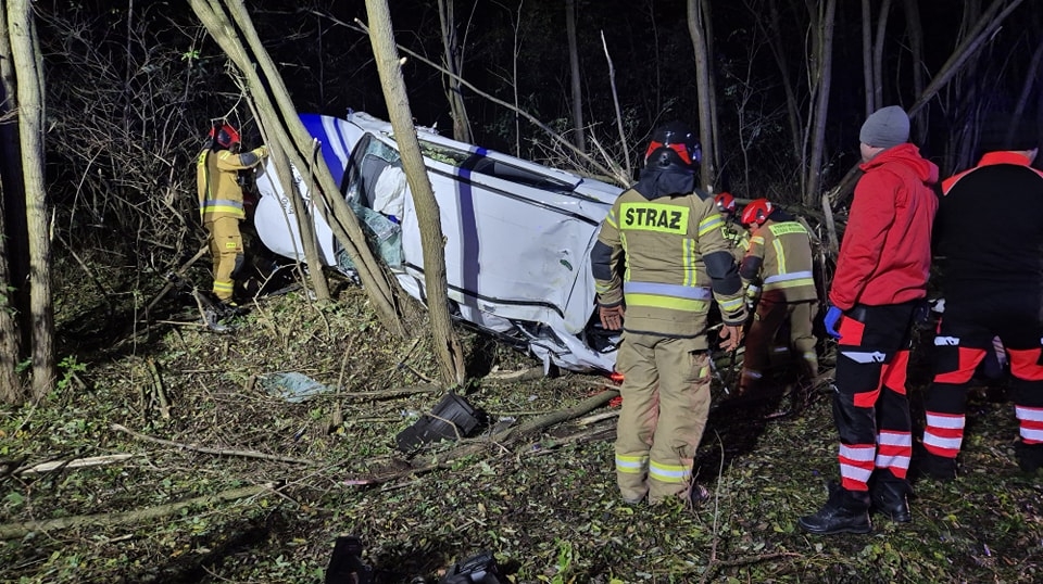 4/5 - Tragiczny wypadek. Auto roztrzaskało się o drzewa. Jest ofiara śmiertelna