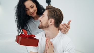 Niebanalne i oryginalne prezenty, Które zachwycą Twojego partnera - jak zaskoczyć Go w Jego święto?