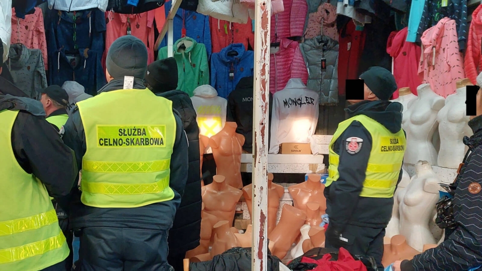 Akcja celników na bazarach w Lubuskiem. Zabezpieczono blisko 1,7 tysiąca podrobionych ubrań