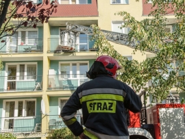 Pożar na balkonie w bloku przy ul. Kokosowej w Zielonej Górze. Ogień wchodził na elewację (ZDJĘCIA)