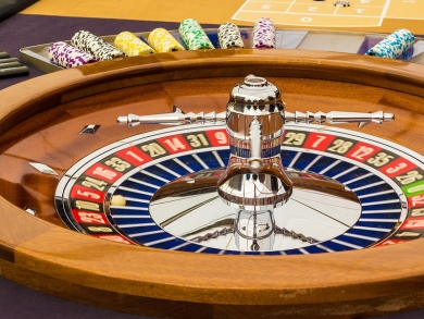 Posłowie uchwalili monopol państwa na grę na automatach. Poker możliwy poza kasynem