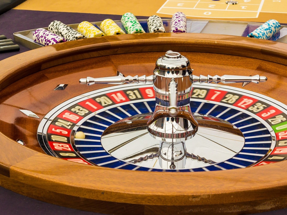 Posłowie uchwalili monopol państwa na grę na automatach. Poker możliwy poza kasynem