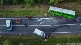 Tragiczny wypadek na DK32. Prokuratura bada przyczyny. Prawdopodobnie bus zjechał pod autobus!