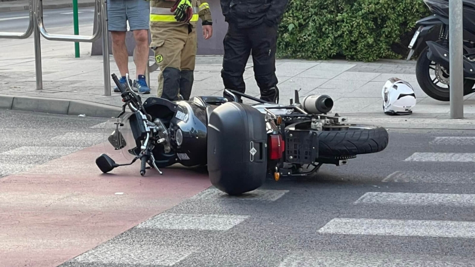 Wypadek w Zielonej Górze. Zderzenie motocykla i osobówki (ZDJĘCIA)