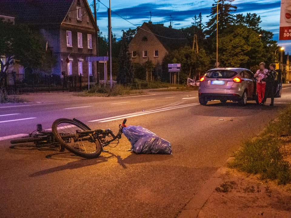 Potrącenie rowerzysty w Zielonej Górze. Poszkodowany trafił do szpitala (ZDJĘCIA)